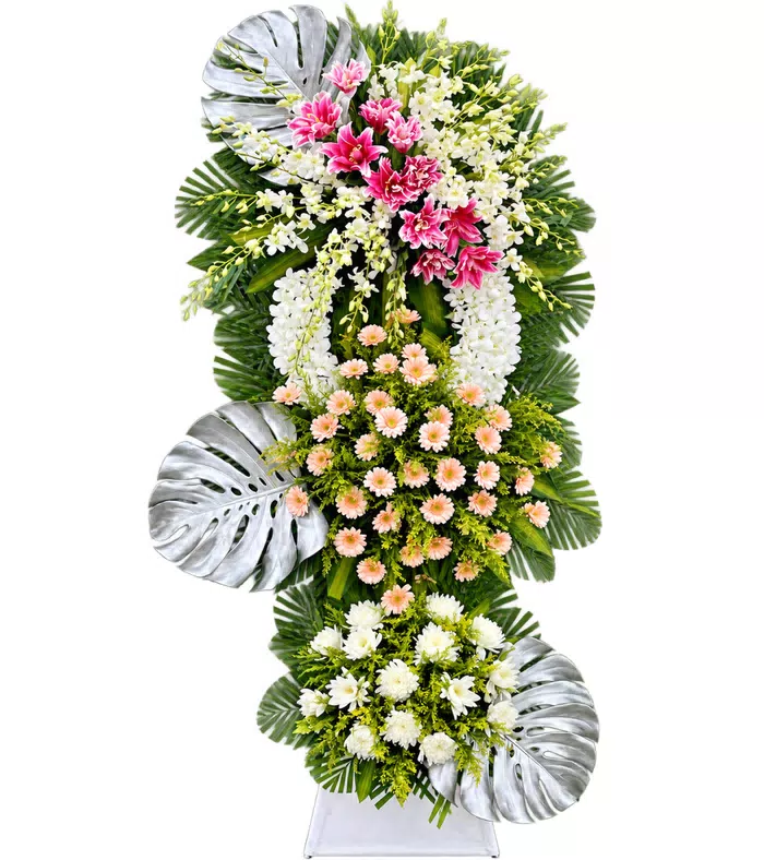 Kệ hoa viếng hồng trắng, lá lớn bạc và vải trắng