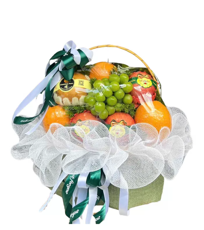 Giỏ trái cây nho xanh, phủ lưới trắng