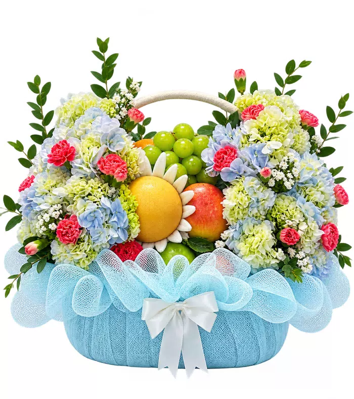Giỏ trái cây hoa xanh, hoa viền quanh và nơ trắng