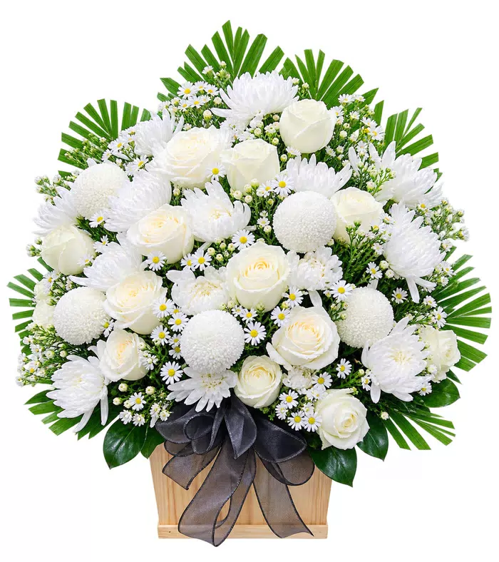Giỏ hoa phân ưu trắng, lá xanh và nơ đen