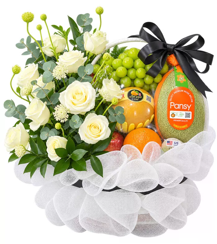 Giỏ trái cây hoa trắng, lưới trắng và nơ đen