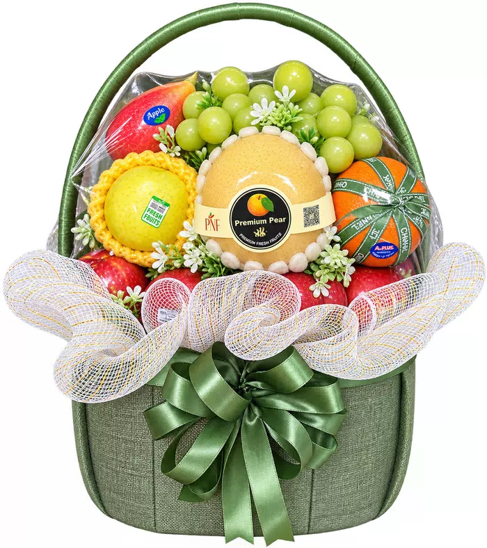 Giỏ trái cây nơ xanh, quả có múi và lưới trắng