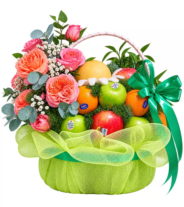 Giỏ trái cây hoa hồng cam, lưới xanh và nơ xanh đậm