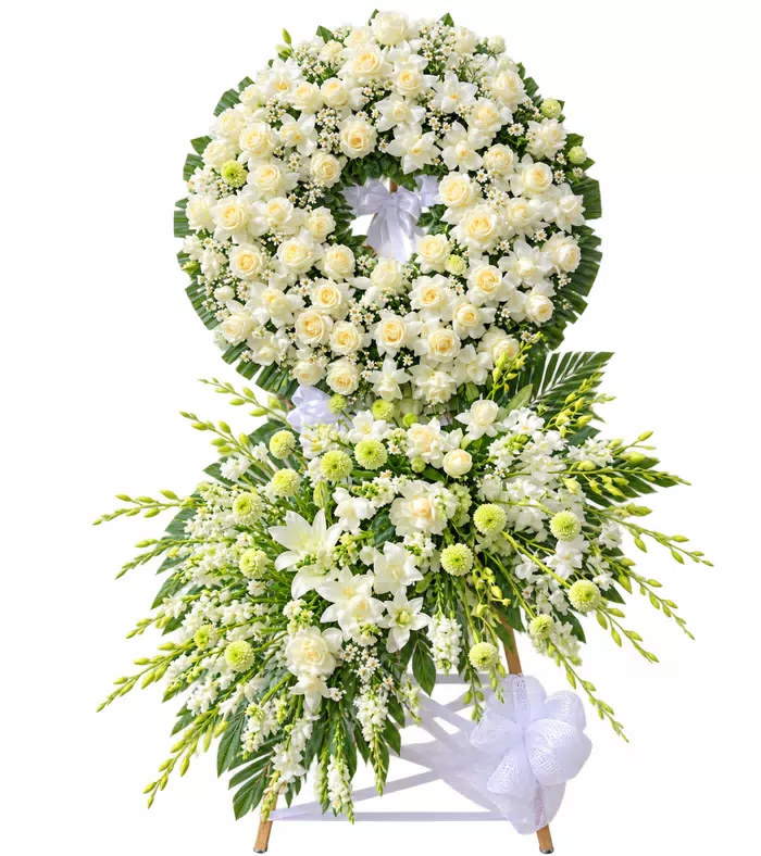 Kệ hoa viếng trắng xanh, cụm hoa dưới và lá xanh