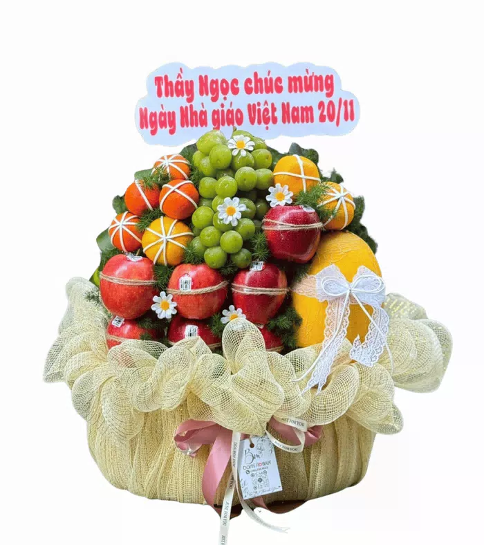 Giỏ trái cây nho xanh, hoa cúc trắng