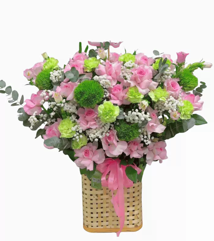 Giỏ hồng và cát tường hồng phấn