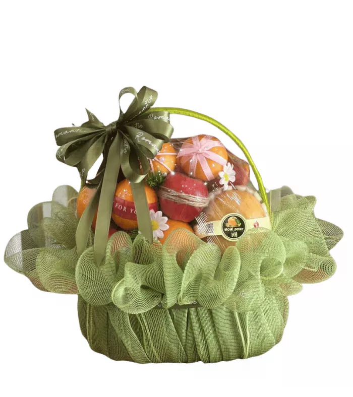 Giỏ trái cây có quai, hoa cúc trắng nhỏ