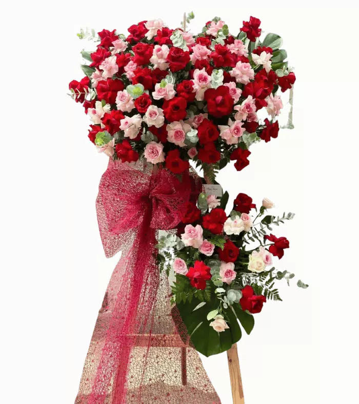 Kệ khai trương đỏ phối trắng, nổi bật với hoa hồng