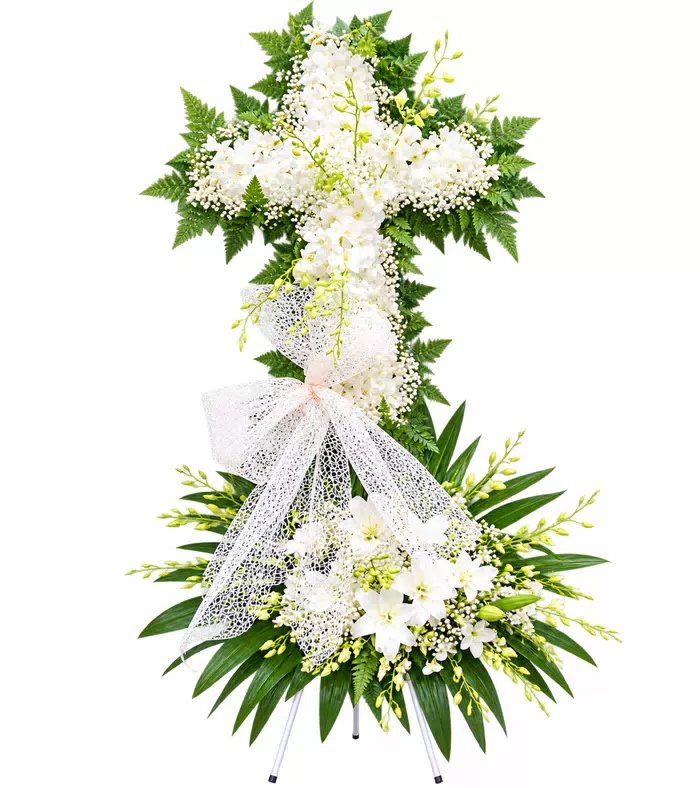 Kệ hoa viếng chữ thập trắng, lá xanh và lưới trắng