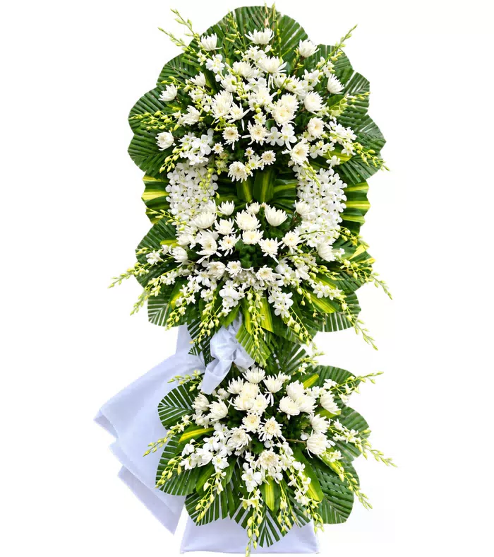 Kệ hoa viếng trắng xanh, lá xanh và vải trắng