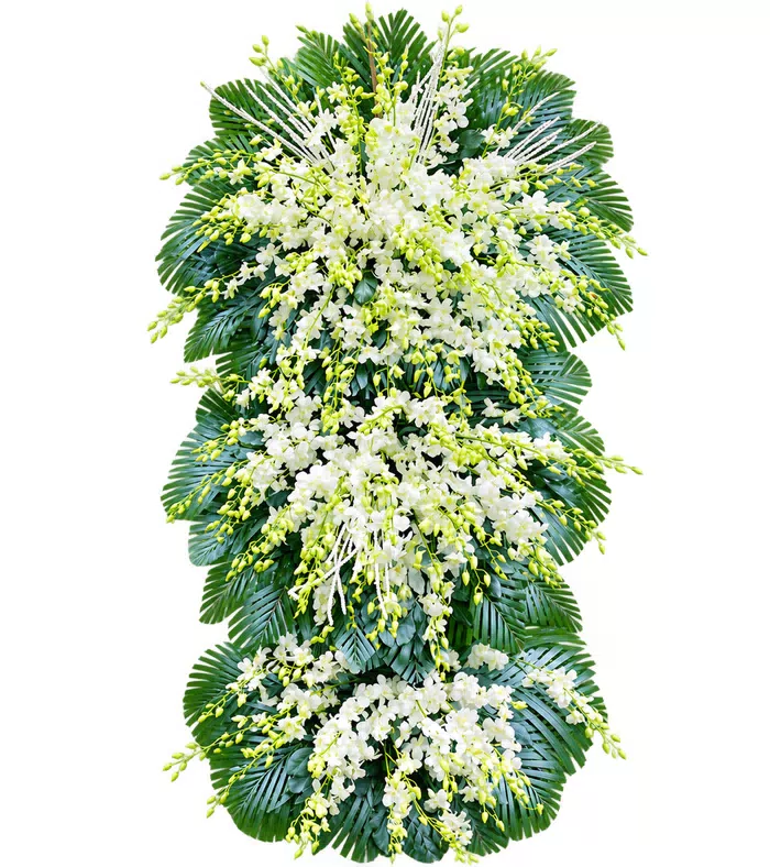 Kệ hoa viếng trắng xanh, hoa trắng rủ và lá xanh