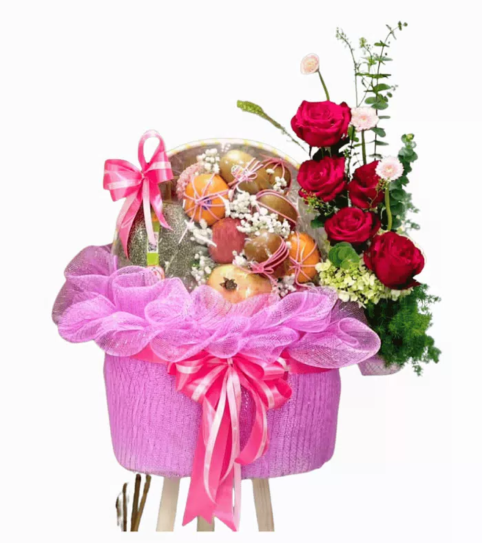 Giỏ trái cây điểm hoa hồng, hoa hồng đỏ