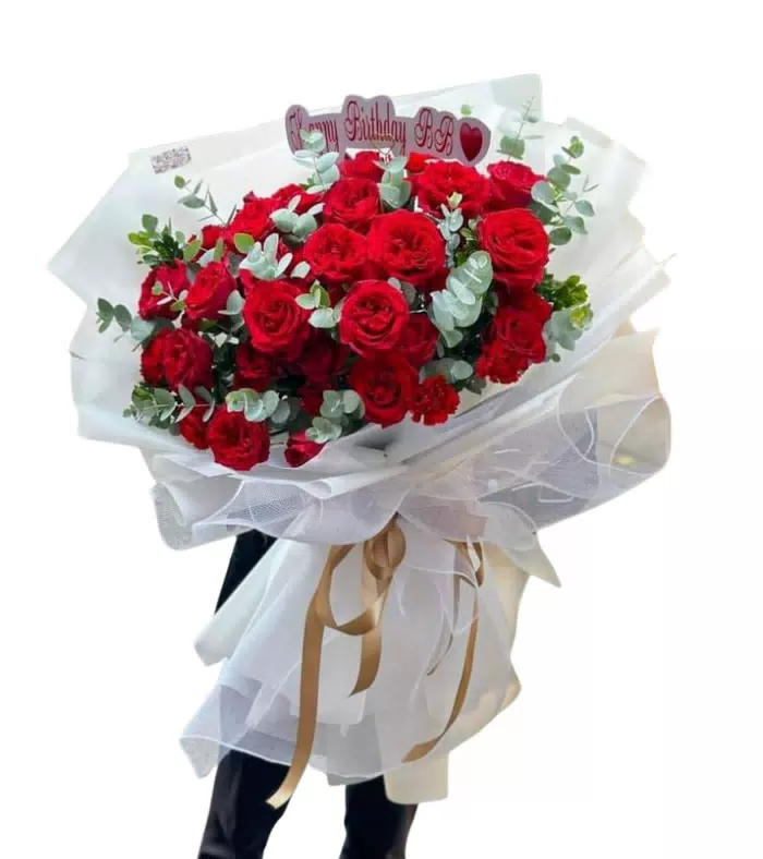 Bó hồng đỏ phối lá xanh, giấy trắng cùng lưới