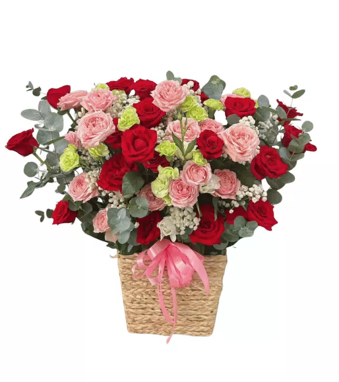 Giỏ hồng đỏ và hồng phấn