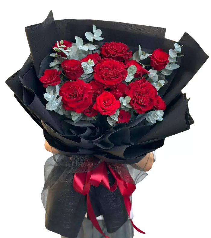 Bó hoa sắc đỏ đen