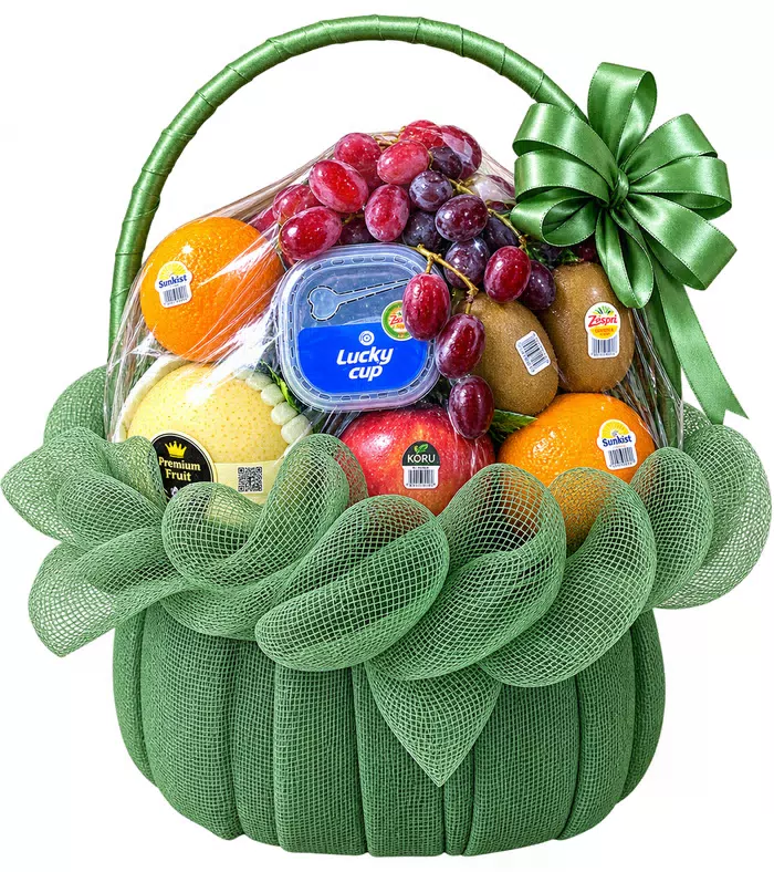 Giỏ trái cây nho đỏ, lưới và nơ xanh
