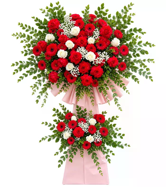 Kệ khai trương đỏ trắng hai tầng, lá xanh và giấy hồng nhạt