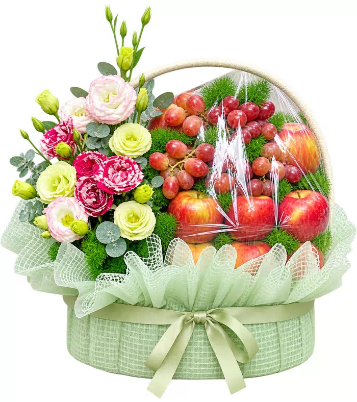 Giỏ trái cây hoa hồng, lưới xanh và nơ kem