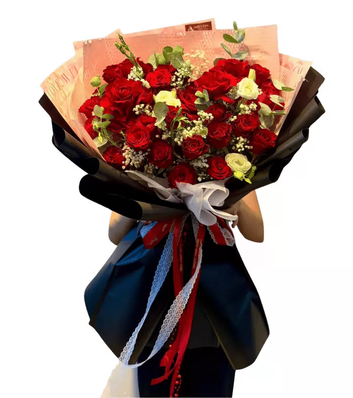 Bó hồng đỏ phối vài bông hồng kem