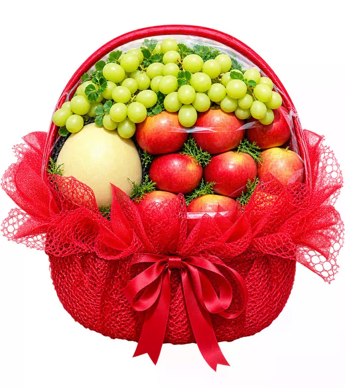 Giỏ trái cây lưới đỏ, dưa và nơ đỏ