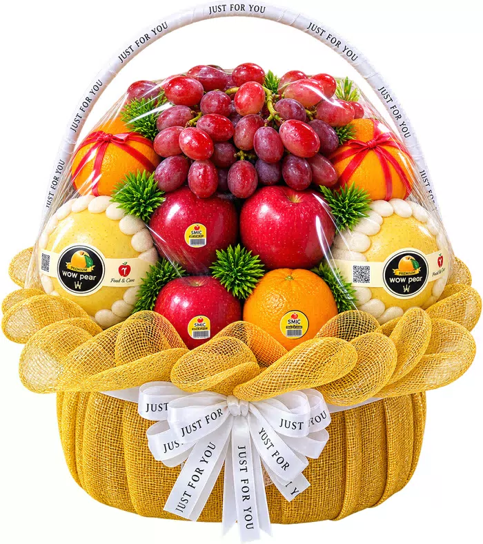 Giỏ trái cây nho đỏ, lưới vàng và nơ trắng