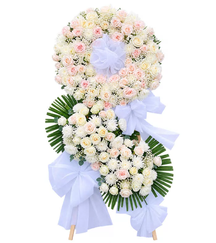 Kệ hoa viếng hồng phấn trắng, lá bạc và nơ trắng