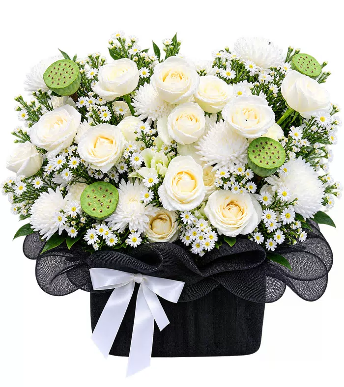 Giỏ hoa phân ưu trắng, hoa nhỏ và lưới đen
