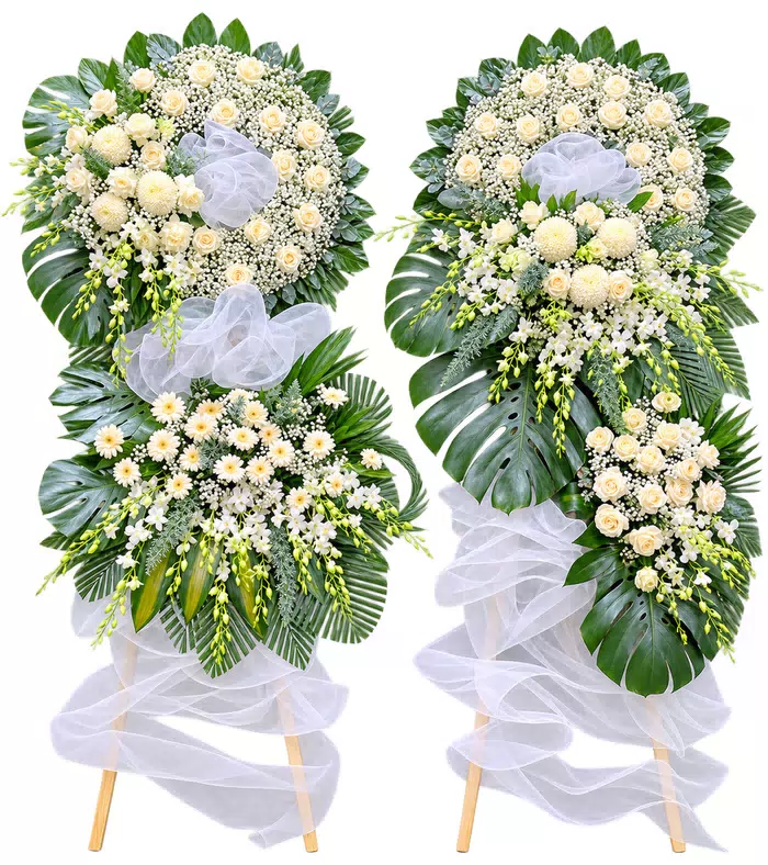 Kệ hoa viếng trắng xanh, cụm hoa rủ và vải trắng