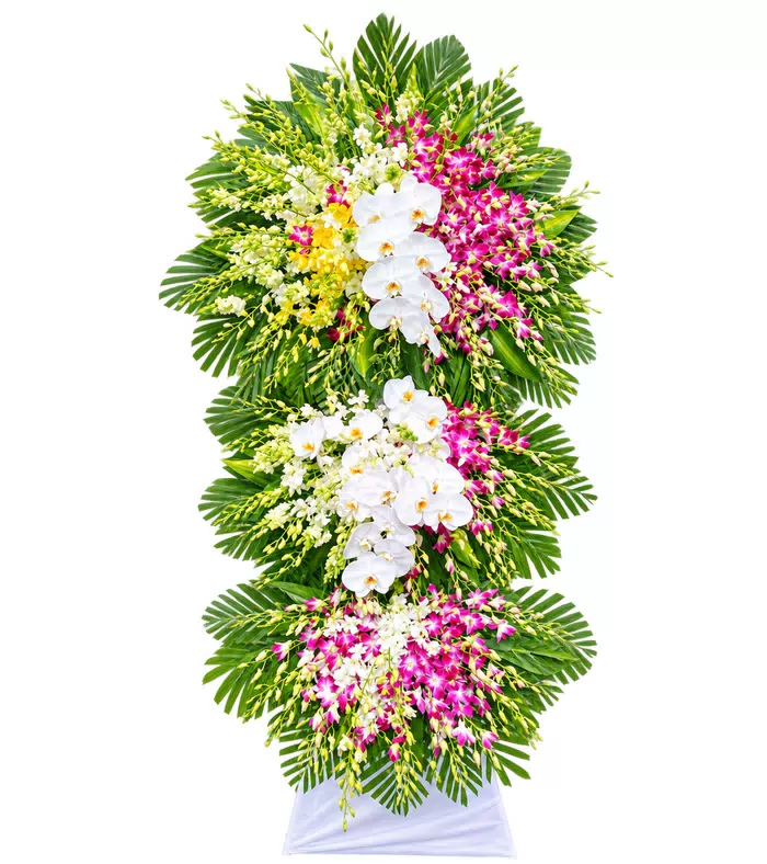 Kệ hoa viếng trắng tím, lá xanh và vải trắng