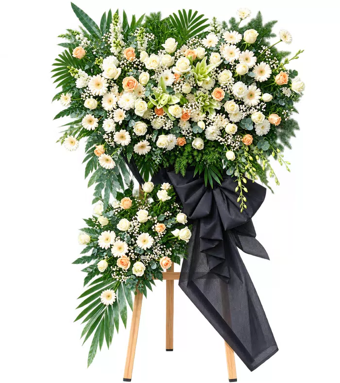 Kệ hoa viếng trắng nơ đen, lá xanh và chân gỗ