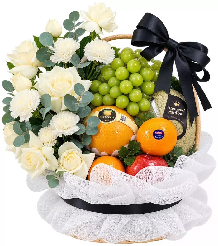 Giỏ trái cây hoa trắng, lưới trắng và nơ đen
