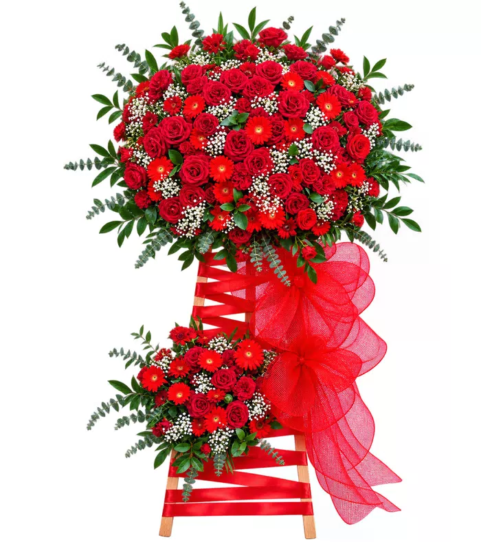 Kệ khai trương đỏ hai tầng, lá xanh và nơ đỏ