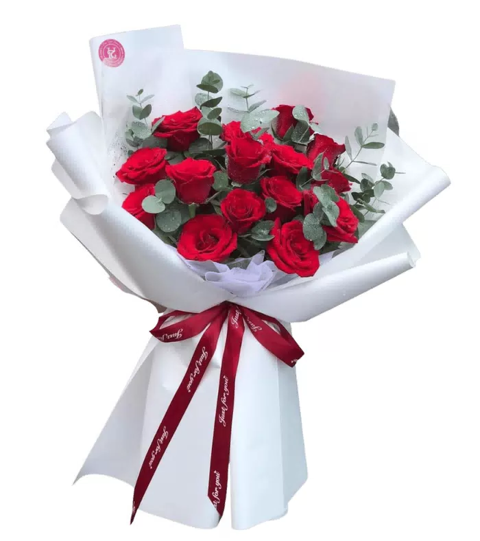Bó hồng đỏ phối lá bạc, giấy gói trắng nhiều lớp