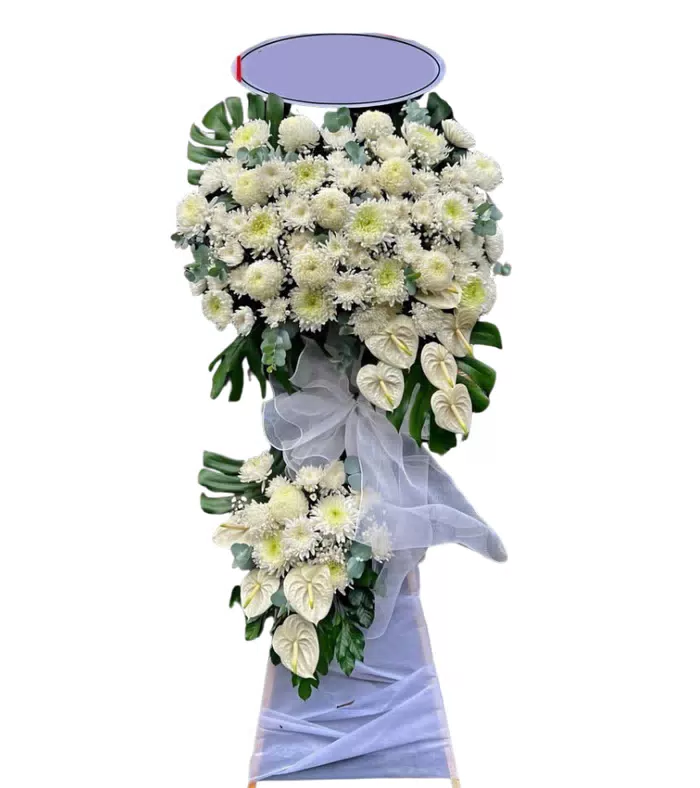 Kệ hoa viếng trắng kem, hoa hồng trắng và lan trắng