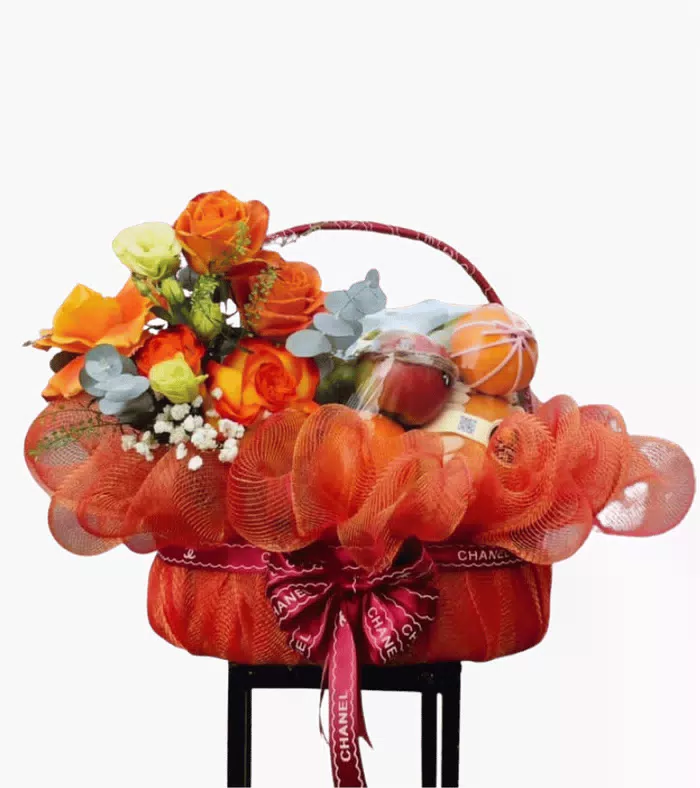 Giỏ trái cây điểm hoa hồng, hoa hồng cam