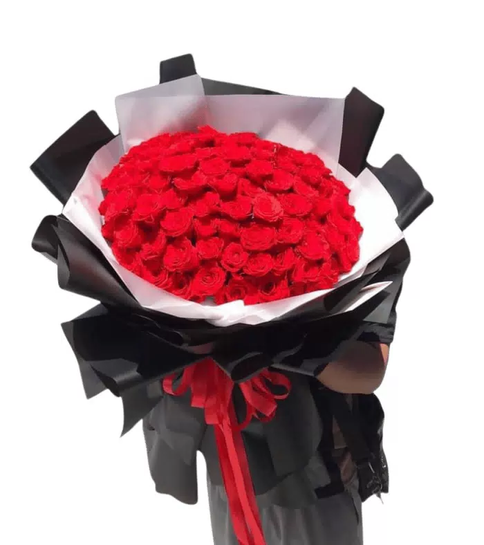 Bó hồng đỏ tròn, giấy đen, nơ đỏ