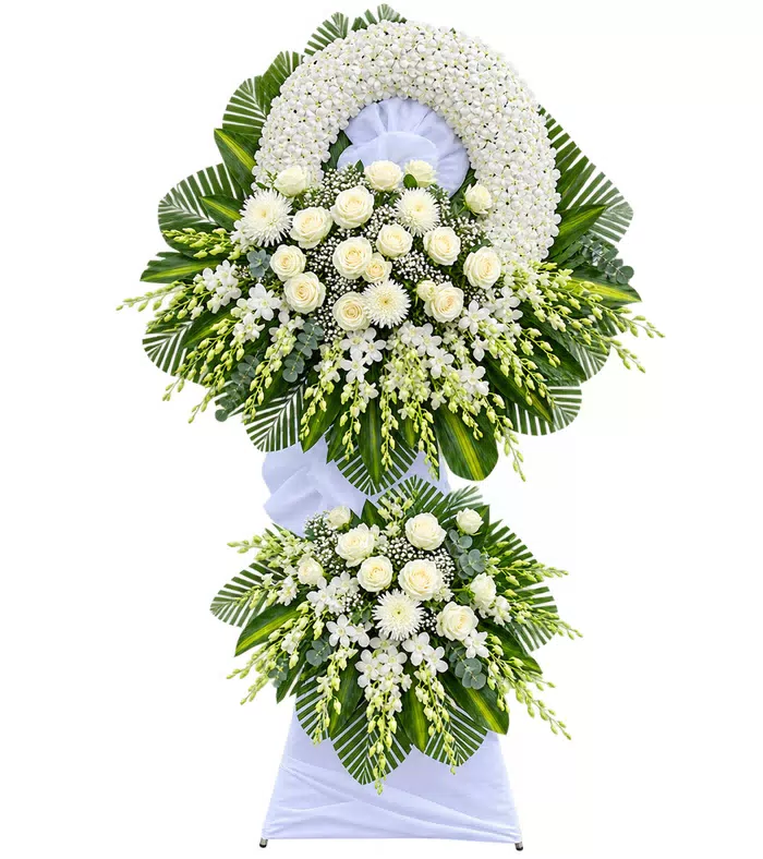 Kệ hoa viếng trắng, cụm hoa dưới và vải trắng