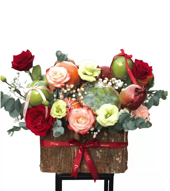 Giỏ trái cây điểm hoa hồng, dày hoa hồng đỏ