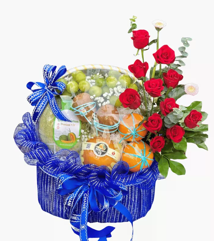 Giỏ trái cây điểm hoa hồng, hoa hồng đỏ