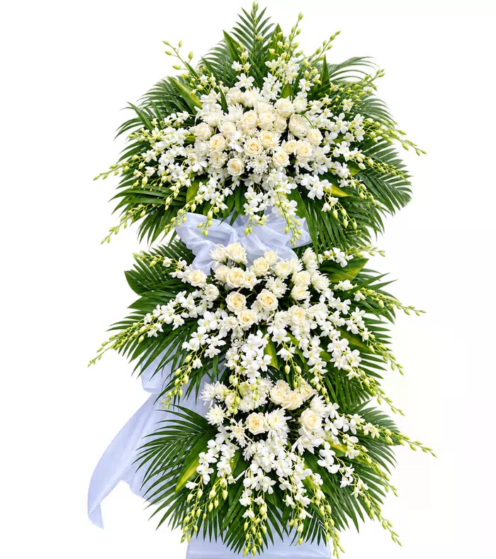 Kệ hoa viếng trắng xanh, lá xanh và vải trắng