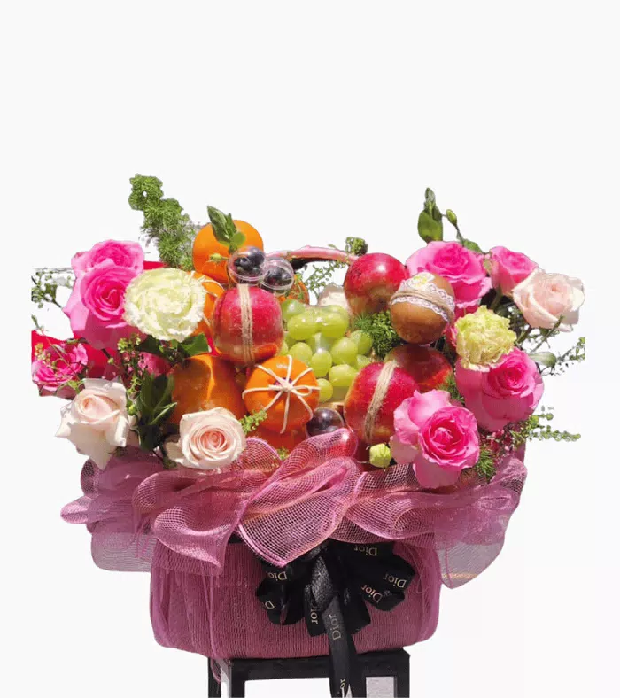 Giỏ trái cây điểm hoa hồng, phủ lưới và nơ đỏ rượu