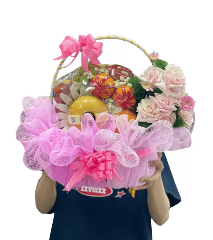 Giỏ trái cây điểm hoa hồng, hoa hồng phấn