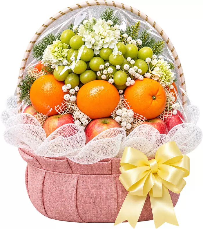 Giỏ trái cây nơ vàng, lưới trắng và giỏ hồng