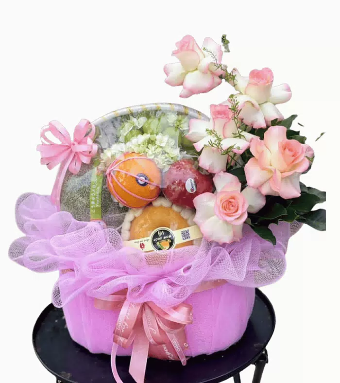 Giỏ trái cây điểm hoa hồng, hoa hồng phấn