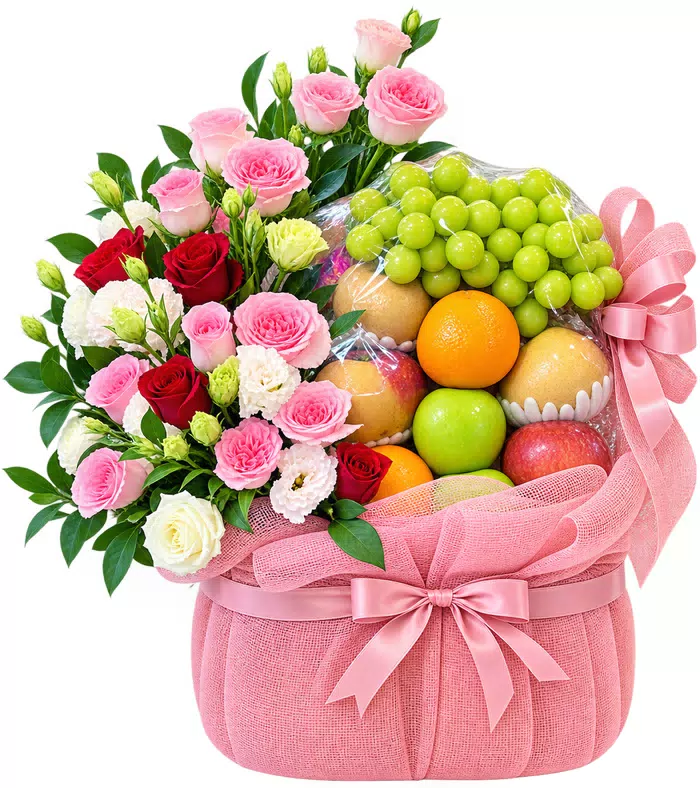 Giỏ trái cây hồng phấn, hoa trắng và nơ hồng