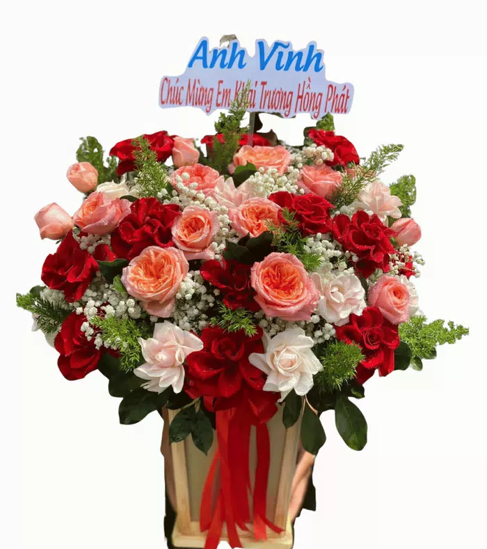 Giỏ hồng đỏ, đặt trong hộp gỗ chữ nhật