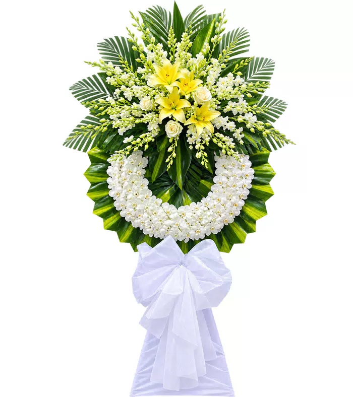 Vòng hoa viếng ly vàng trắng, viền lá xanh và nơ trắng