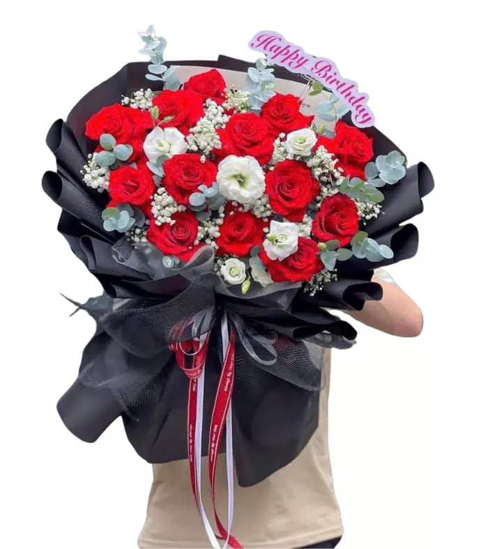 Bó hồng đỏ điểm hoa trắng, giấy đen