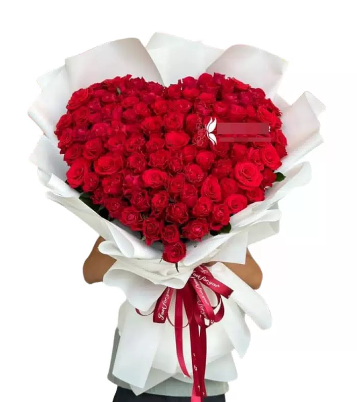 Bó hồng đỏ trái tim, nơ đỏ sẫm