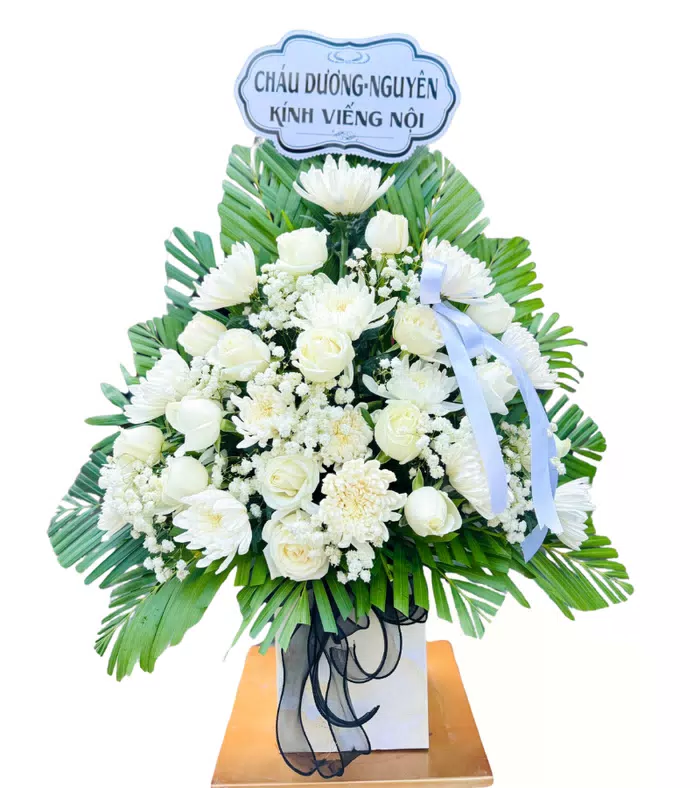 Kệ hoa viếng trắng xanh, hoa hồng trắng và cúc trắng